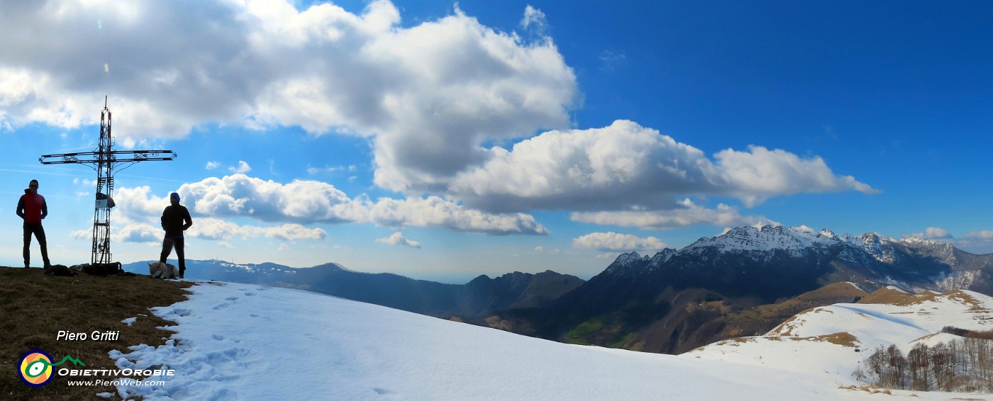 29 Alla croce dello Zuc de Valmana con vista a dx sulla Costa del Palio e verso il Resegone.jpg